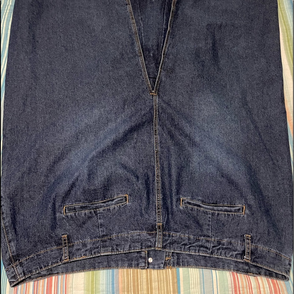 Denim skirt with closed slit.